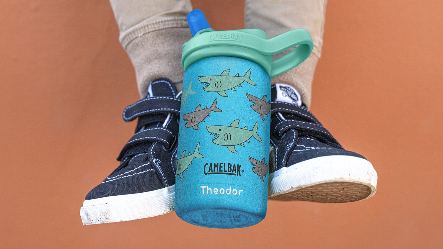 https://www.camelbakshop.fi/pub_docs/files/camelbakkids3085_SchoolOfSharks.jpg